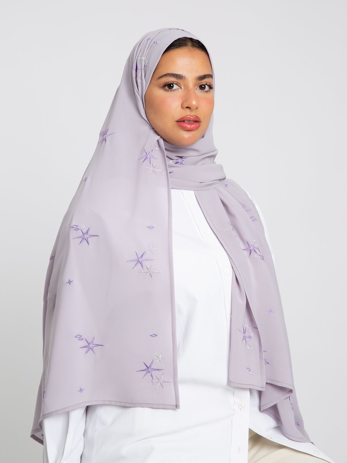 12017fw2510saplgr-grayish-lavender-shining-stars-laser-tarha-embroidered-laser-tarha-1.jpg طرحة النجوم اللامعة ليزر لافندر مرمد - الصورة 1