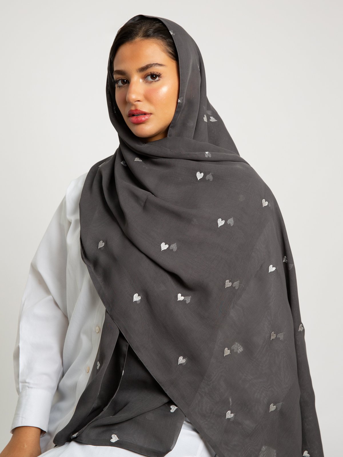 12044fw258saplgr-gray-hearts-double-voile-tarha-two-layers-embroidered-voile-tarha-3-base.jpg طرحه بوال طبقتين القلوب رمادي - الصورة 1