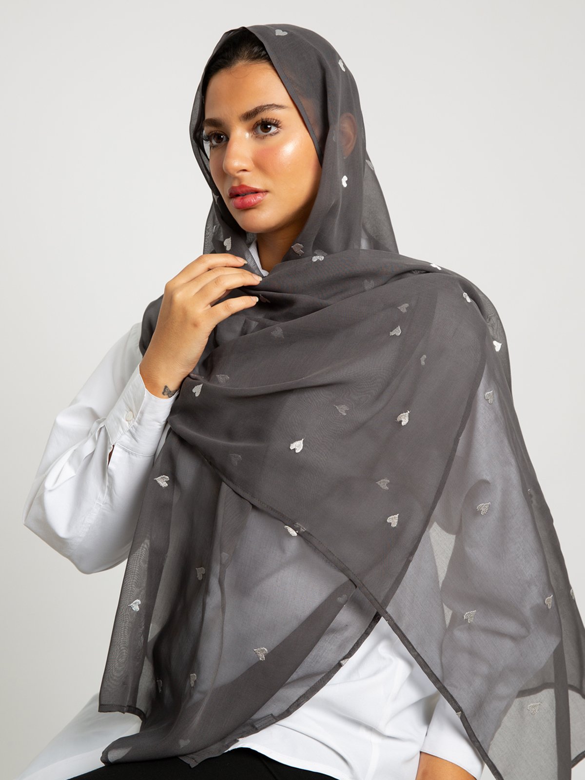 12045fw258saplgr-gray-hearts-single-voile-tarha-one-layer-embroidered-voile-tarha-3-base.jpg طرحه بوال طبقة القلوب رمادي - الصورة 1