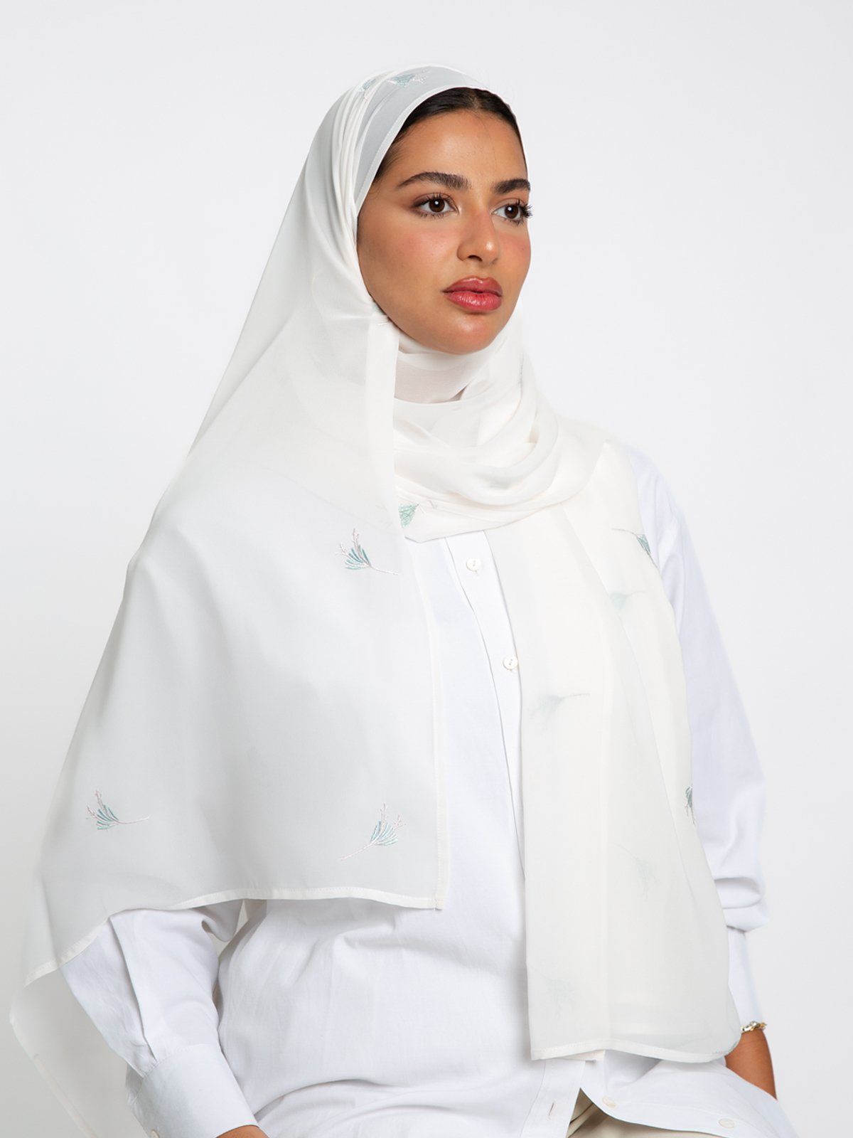1204fw2510saplw-white-powder-flower-laser-tarha-embroidered-laser-tarha-1.jpg طرحة الزهرة الناعمة ليزر سكري - الصورة 1
