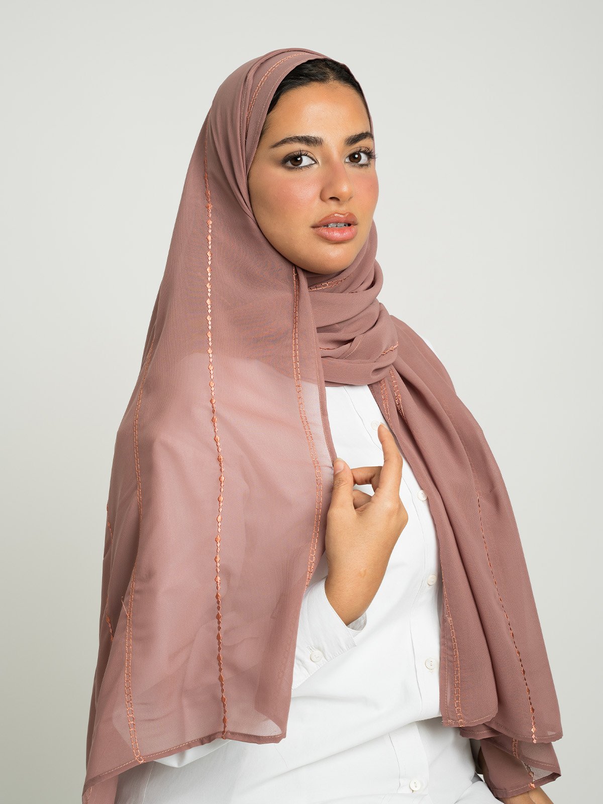 12066fw2512saplbr-nude-chained-lines-laser-tarha-embroidered-laser-tarha-3-base.jpg طرحة خطوط السلسلة ليزر لحمي - الصورة 1