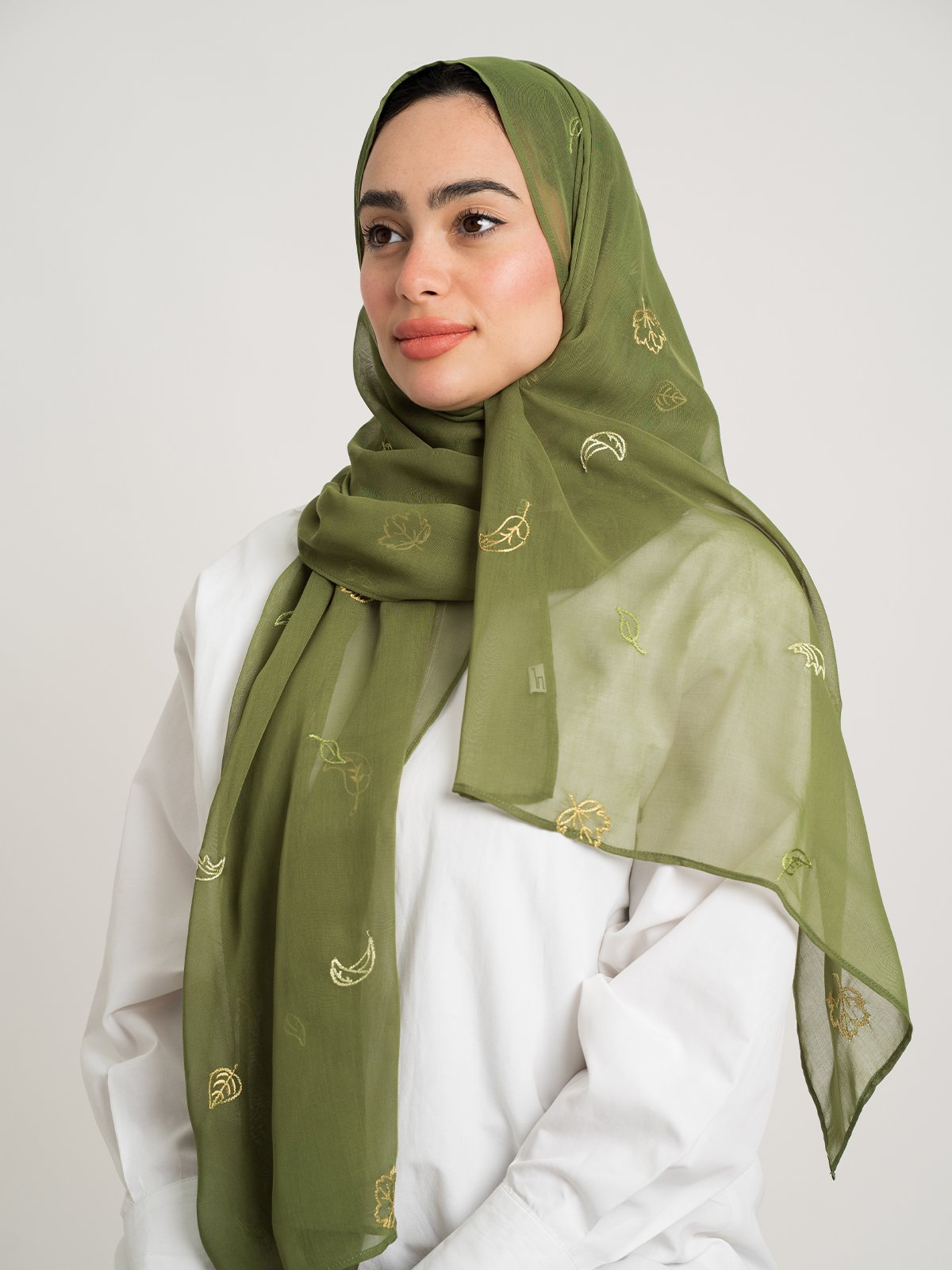 1209fw2512saplg-olive-falling-leafs-single-voile-tarha-one-layer-embroidered-voile-tarha-1-base.jpg طرحه بوال طبقة أوراق الخريف زيتي - الصورة 1