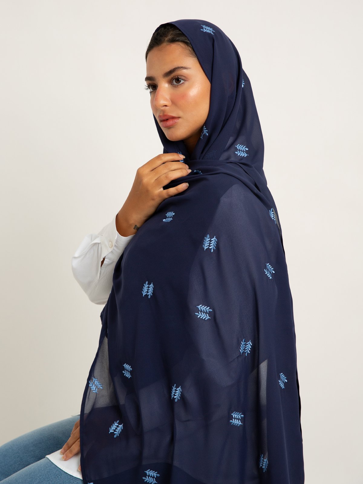 1702fw256sapln-navy-pine-rose-laser-tarha-embroidered-laser-tarha-3-base.jpg طرحة زهر الصنوبر ليزر كحلي - الصورة 1