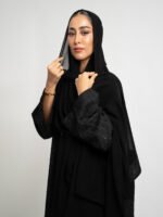 ⁦عباية بوهيمي بقصة عادية زهرة ركامة أسود⁩ - الصورة ⁦2⁩