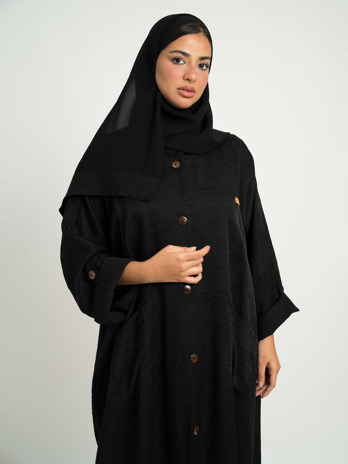 21001fw25012sapllibk-black-tomas-hoodie-less-abaya-hoodie-less-closed-abaya-ankle-length-in-linen-feel-fabric-7-base.jpg عباية هودي لس أسود توماس - الصورة 1