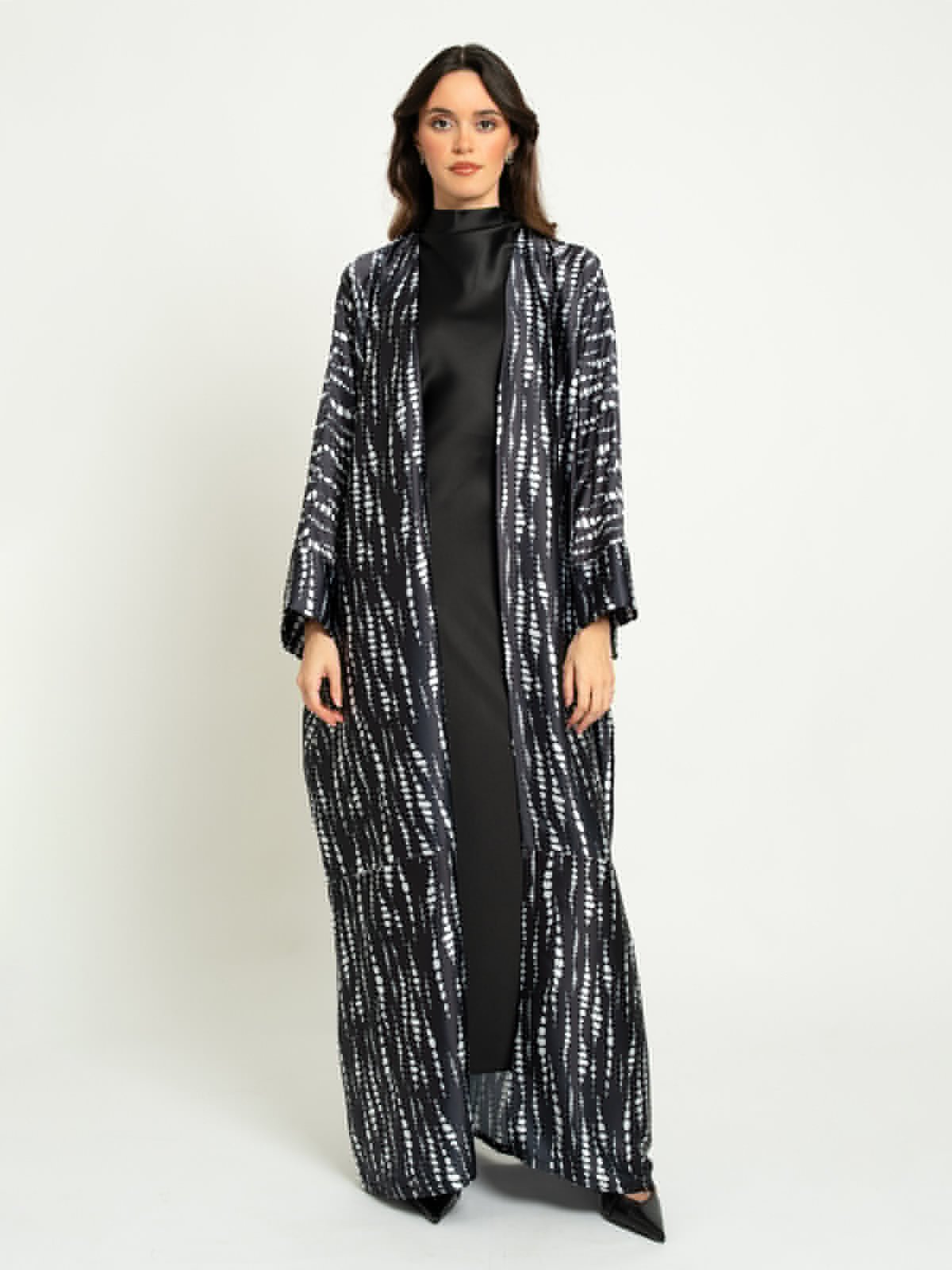 246010fw2512saplbk-black-zebra-ripple-wide-fit-abaya-wide-fit-long-open-abaya-in-printed-satin-fabric-1-base_1.jpg عباية واسعة تموجات الزيبرا أسود - الصورة 1