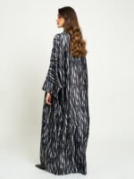 ⁦عباية واسعة تموجات الزيبرا أسود⁩ - الصورة ⁦3⁩