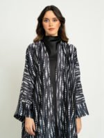 ⁦عباية واسعة تموجات الزيبرا أسود⁩ - الصورة ⁦4⁩