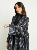 ⁦عباية واسعة تموجات الزيبرا أسود⁩ - الصورة ⁦5⁩