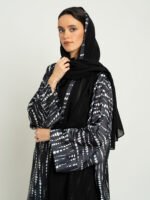 ⁦عباية واسعة تموجات الزيبرا أسود⁩ - الصورة ⁦7⁩