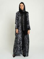 ⁦عباية واسعة تموجات الزيبرا أسود⁩ - الصورة ⁦8⁩