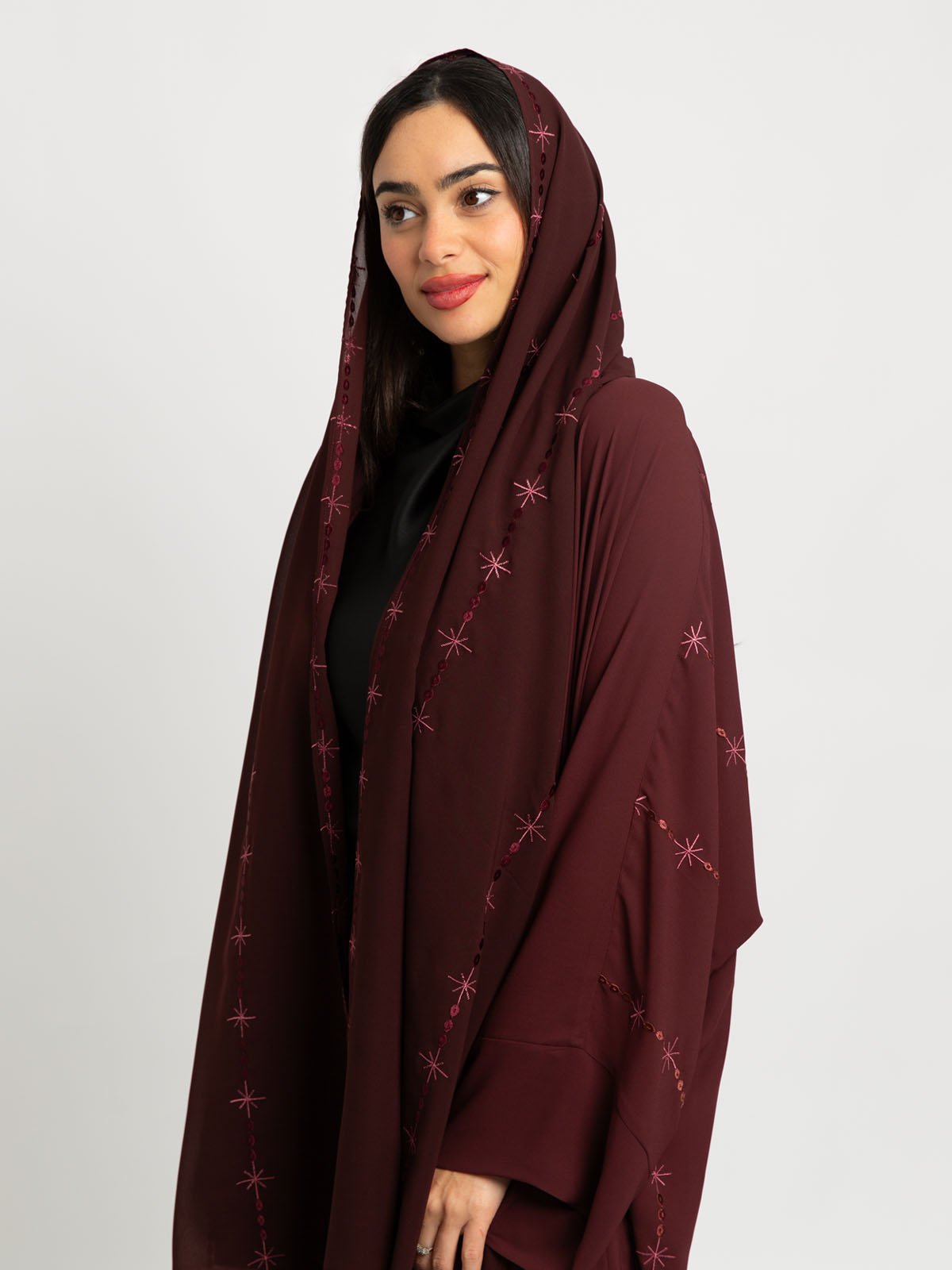 24606fw2511saplmr-maroon-galaxy-threads-wide-fit-abaya-wide-fit-long-open-abaya-in-embroidered-light-crepe-fabric-11-base.jpg عباية واسعة أوتار الكون عودي - الصورة 1