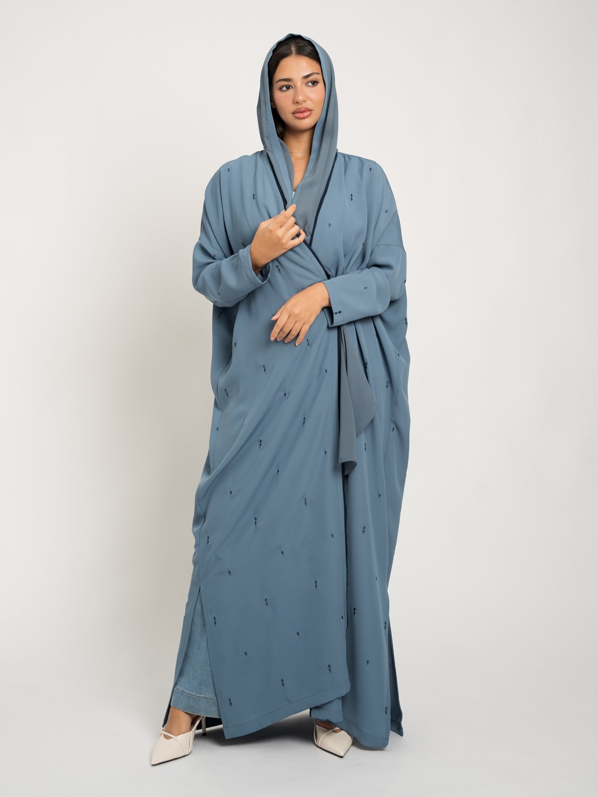 25901fw2512saplbl-blue-diamonds-wide-fit-tight-sleeves-abaya-wide-fit-tight-sleeves-long-open-abaya-in-embroidered-crepe-fabric-7.jpg عباية واسعة بكم ضيق ألماس أزرق - الصورة 1