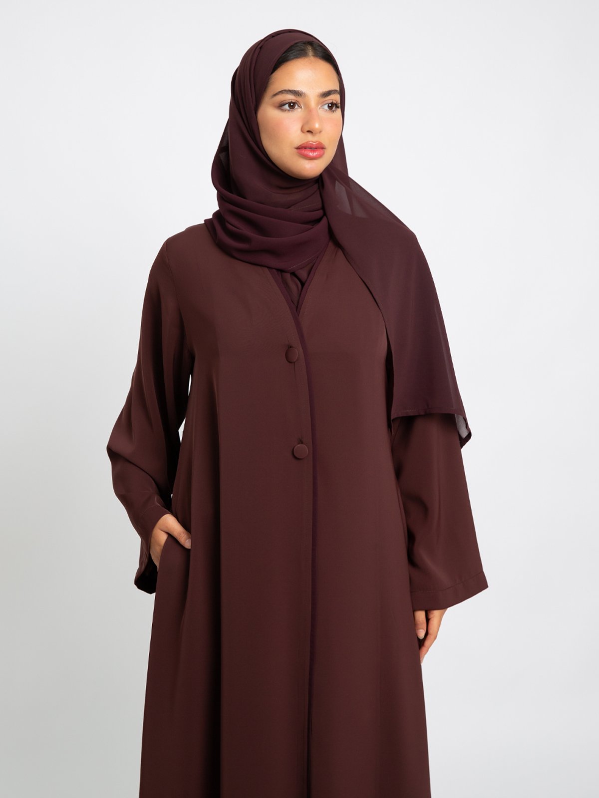 28001fw2510saplm-maroon-executive-abaya-half-cloche-a-cut-long-closed-abaya-in-crepe-fabric-9.jpg العباية التنفيذية عودي - الصورة 1