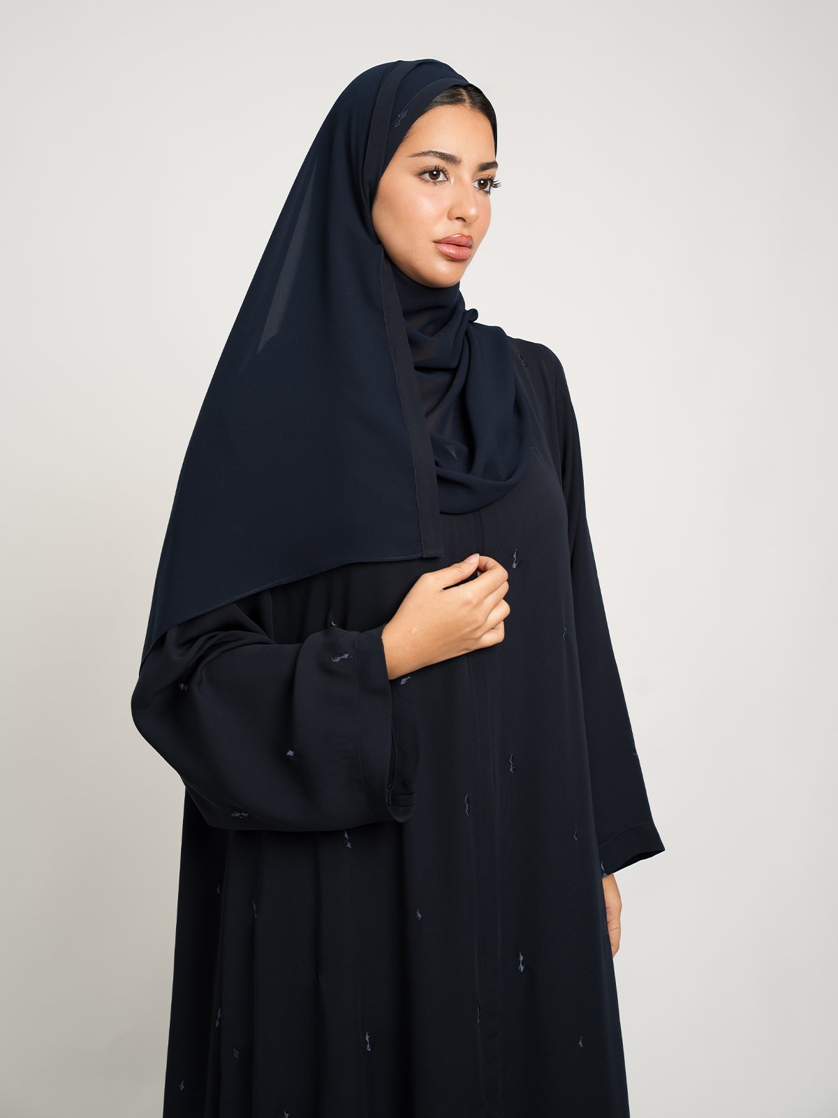 280050fw2512sapln-navy-diamonds-closed-a-cut-abaya-half-cloche-a-cut-long-closed-abaya-in-embroidered-crepe-fabric-9-base.jpg عباية نص كلوش مقفلة ألماس كحلي - الصورة 1