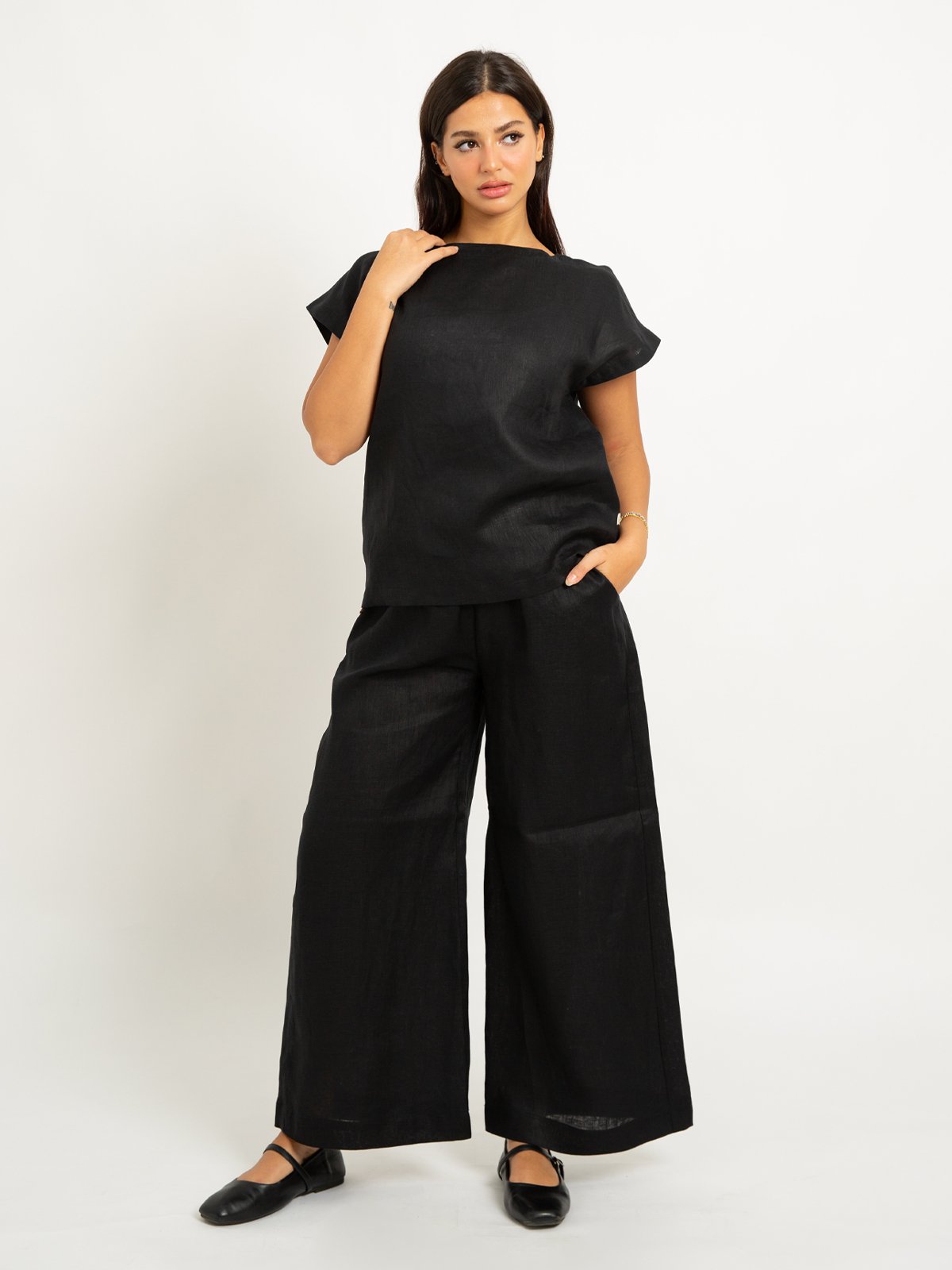 32404ss0625chlibk-black-linen-light-set-2-piece-linen-set-of-gegular-fit-top-and-pants-2-base_1-1.jpg طقم كتان خفيف أسود - الصورة 1