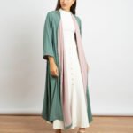 عباية أوربان ميدي مفتوحة بقماش كريب - فستقي مع وردي