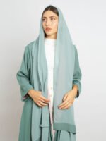 ⁦عباية أوربان ميدي مفتوحة بقماش كريب - فستقي مع وردي⁩ - الصورة ⁦3⁩